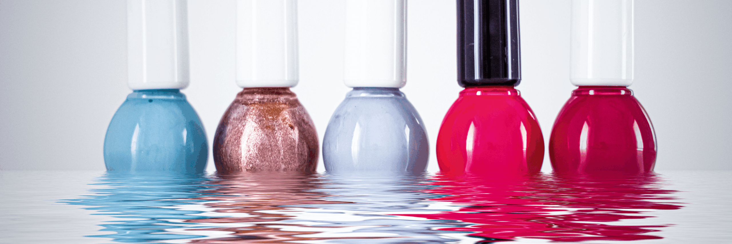banner mit mehreren Nagellacken mit verronnener Farbe